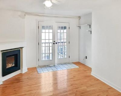 Beautiful Downtown Duncan Condo (Lois Lane)