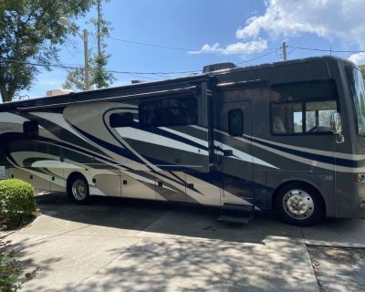 2017 Thor Motor Coach Miramar 35.2