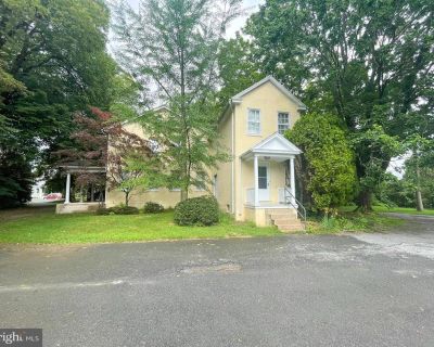 5 Bedroom 2BA 3400 ft Apartment For Rent in Lancaster, PA