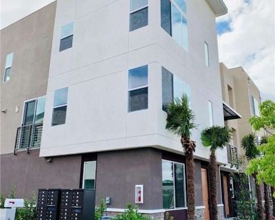 Private room with shared bathroom in a Condo with 4 roomies, Irvine, CA 92614