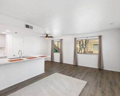 2 Bedroom 1BA 840 ft Pet-Friendly Apartment For Rent in Palm Desert, CA