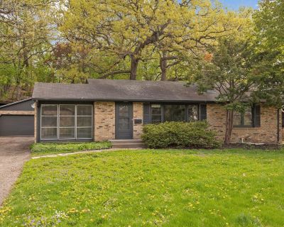 2 Bedroom 1BA 1026 ft Apartment For Rent in Edina, MN