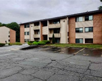 2 Bedroom 1BA 900 ft Condo For Sale in Johnston, RI