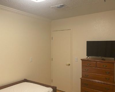 Total rooms: 3. Deposit: $850.00 * Utilities included?: Yes * Fees apply?: No. References are not required. No preference. Non-smoking. Not for couples. Age preference: 18. Furnishings: Furnished * Parking: Yes * Garage: No * Yard/patio: Yes * Balcony/roof terrace: No * Disabled access: No * Living room: shared * Broadband included: Yes. Availability Available Jan 01 2026 Minimum term 6 months ...