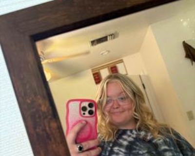 Has a cat * Interested in teaming-up. Budget: $700 per month. Ready to move: January 1. Looking for myself. Hello hello! I currently have a full time job at Sprouts and a part time job at Applebee s. I enjoy hiking, biking, reading and spending time with my loved ones. I m a neat and tidy roommate and I keep to myself.