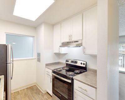 521 Alameda del Prado . LIMITED-TIME MOVE-IN SPECIALS! Promo 1: Enjoy up to 1 MONTH FREE when you move in before 11/15/2025 Apply & sign your lease within 48 hours after your tour to qualify! Low Deposit: Just $500 for well-qualified applicants (700+ credit score) Pet-Friendly Bonus: FREE deposit & rent for 1 pet (see pet restrictions) Parking Perk: 1 FREE parking space included Spacious 1 Bath...