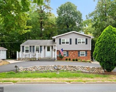 275 S Park Dr. Welcome to this stunning 4-bedroom, 3-bath contemporary split-level home that perfectly combines modern elegance with everyday comfort. The open-concept living and dining areas are bathed in natural light and feature stylish finishes throughout. The primary suite provides a peaceful retreat complete with a spa-like ensuite bathroom, while the additional bedrooms offer generous sp...