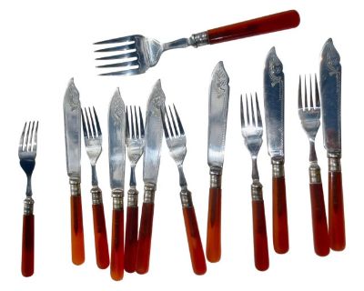 Bakalite Fish Set With Server