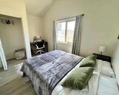 Available on: november 5. Furnished. Internet included * LGBTQ+ friendly * Students welcome * 40+ years welcome Iman will require background checks for this room Learn more. Welcome to our cozy second-floor room in a modern, sunlit home. This room is perfect for solo travelers and offers a shared bathroom with just one other person. Centrally located in a safe neighborhood, our home is within w...