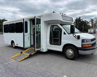 2015 Chevrolet Express Commercial Cutaway Cutaway Van 2D