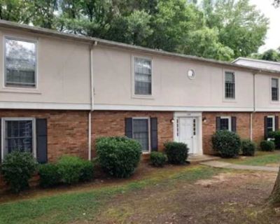 Completely Remodeled 2-Bedroom, 1.5 Bathroom Condo. This diverse far-south Charlotte suburb has beautiful gardens, great museums and easy commuter access. In unit laundry Patio / balcony Dishwasher Recently renovated Garbage disposal Range Unit Amenities dishwasher garbage disposal in unit laundry patio / balcony range refrigerator recently renovated Property Amenities on-site laundry. 2 Bedroo...