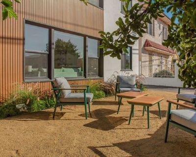 2 Bedroom 1BA 880 ft Condo For Sale in Los Angeles, CA