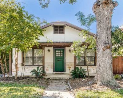 RENOVATED 3-BEDROOM HOME IN ALAMO HEIGHTS WITH FULL CASITA. image_url. In unit laundry Patio / balcony Granite counters Hardwood floors Dishwasher Pet friendly Unit Amenities ceiling fan dishwasher extra storage granite counters hardwood floors in unit laundry microwave oven patio / balcony range refrigerator walk in closets recently renovated stainless steel Property Amenities pet friendly on-...