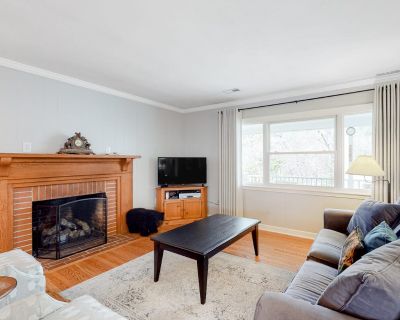 5 Bedroom 3BA House Vacation Rental in Oxford Lodge, Lake Junaluska, NC