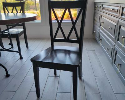 Beautiful, large table & 4 chairs