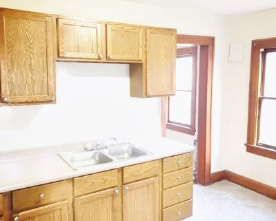 3 Bedroom 1BA 1396 ft Apartment For Rent in St. Paul, MN
