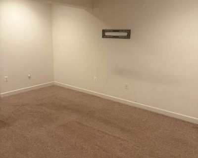 Shared room with own bathroom in a Basement, Brock Hall, MD 20774