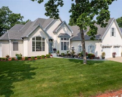 4 Bedroom 4BA 2587 ft Single Family Home For Sale in LAKE OZARK, MO