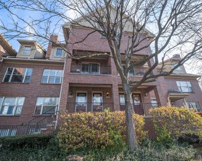 3 Bedroom 2BA 1870 ft Condo For Sale in Royal Oak, MI