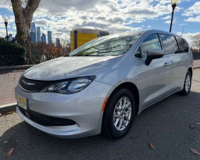 2022 Chrysler Voyager LX Van 4D