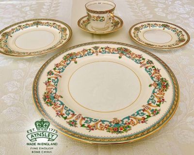 Six 5 Piece Dinner Settings of Aynsley "Henley" Bone China