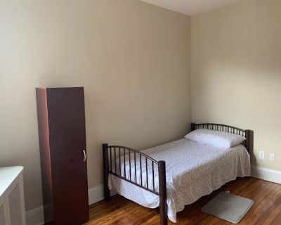 Private room with shared bathroom in an apartment with 2 roomies