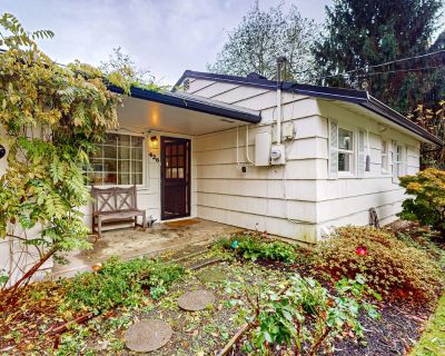 2 Bedroom 1BA House Vacation Rental in Apple Tree Cottage, Bainbridge Island, WA