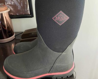 Muck Boots Girls Size 3.