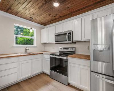 2 Bedroom 1BA 900 ft Pet-Friendly Apartment For Rent in Warrington, FL