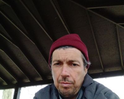 Me swm in my mid 40s, without harmful habits and pets. Easy to get along with, considerate of others. Could share with either gender and couple..