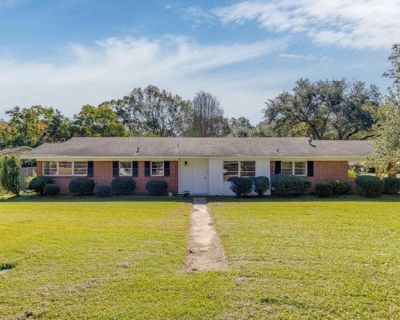 606 McCain Dr. Welcome home to this beautifully remodeled 3-bedroom, 2- bath property located in the desirable Lakeshore and Ouachita school districts. This move-in ready home offers spacious living with modern updates throughout. Enjoy plenty of indoor space along with a huge backyard perfect for family, pets, or entertaining. This one check all the boxes!. 3 Bedroom. 2 Bathroom. 1598 ft