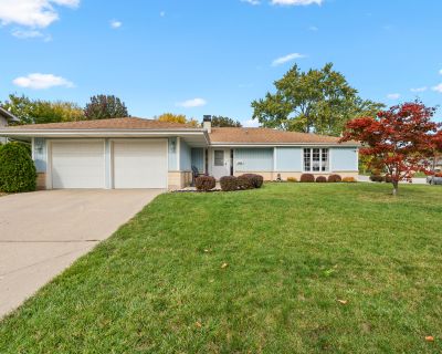 3 Bedroom 2BA 1681 ft Single Family House For Sale in Hoffman Estates, IL