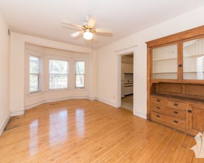 2 Bedroom 1BA Pet-Friendly Apartment For Rent in Chicago, IL