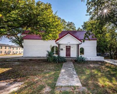 Beautifully updated 4 bed / 2 bath home. image_url. Patio / balcony Dishwasher Pet friendly Recently renovated Air conditioning Ceiling fan Unit Amenities air conditioning ceiling fan dishwasher microwave patio / balcony range recently renovated Property Amenities cats allowed dogs allowed. Pets allowed. 4 Bedroom. 2 Bathroom. 1752 ft