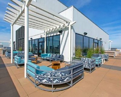 Beautiful and inviting convertible, one full bath, located just north of downtown Chicago. Centrally located in one of Chicago's most diverse and vibrant neighborhoods. Walking distance to all the best restaurants/cafes in Downtown/Magnificent Mile, cafes a 5-minute walk to the beach/lakefront. Easy access to Lincoln Park via the EL red line/buses. Approx. 20 minutes by train or by car.

Monthl...