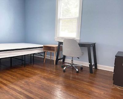 Private room with shared bathroom in a House with 1 roomie