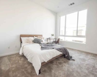 Private Room - Shared Bath (4 Bed-3.5 Bath) - B (Has an Apartment). Room in the 1 Bedroom 1BA...