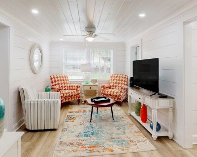 Avg / night: $244. Cozy cottage near beach/bars/dining with enclosed yard, AC, & W/D | Located in St. Simons Island, GA | 4.69 Stars | 1 Bed, 1 Bath | No Pets. No pets. Max 2 guests. Escape to idyllic Saint Simon's Island and indulge in a memorable getaway at this charming coastal cottage. With its cozy ambiance and elegant home furnishings, this retreat offers a truly inviting experience. Unwi...