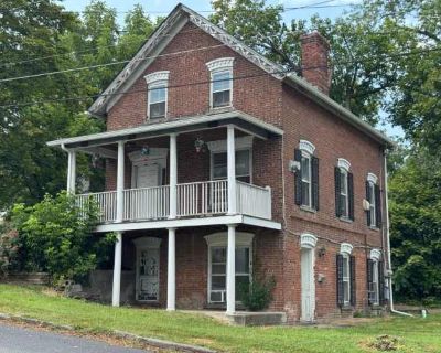 3 Bedroom 2.5BA 1200 ft Pet-Friendly Apartment For Rent in Saugerties, NY