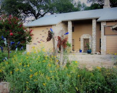 5 beds 3 bath house vacation rental in Uvalde, TX