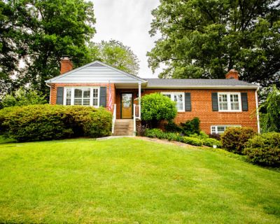 4 Bedroom 3BA 2344 ft Pet-Friendly House For Rent in Lake Barcroft, VA