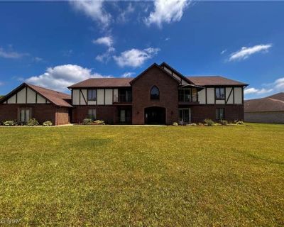 2 Bedroom 2BA 1400 ft Condominium For Sale in BOARDMAN, OH