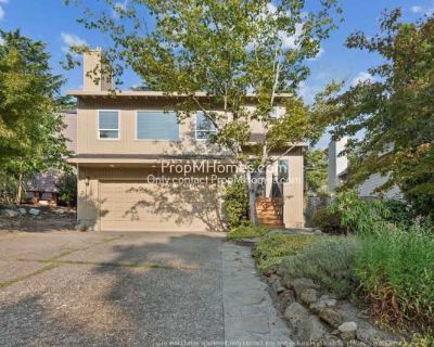 3 Bedroom 2.5BA 2372 ft Pet-Friendly Apartment For Rent in Lake Oswego, OR