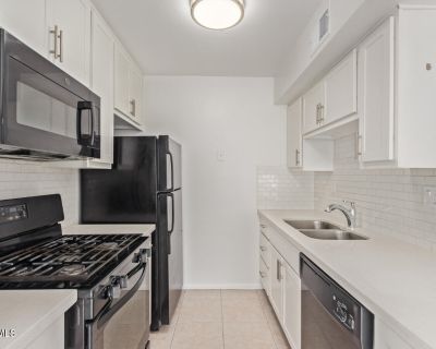 1 Bedroom 1BA 727 ft Condo For Sale in Phoenix, AZ