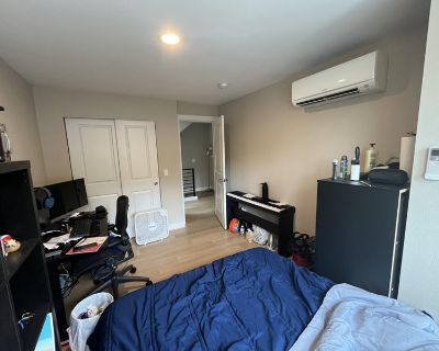 Total rooms: 3. Deposit: $0.00 * Utilities included?: No * Fees apply?: No. References are not required. Non-smoking. Furnishings: Furnished * Parking: Yes * Garage: No * Yard/patio: No * Balcony/roof terrace: Yes * Disabled access: No * Living room: shared * Broadband included: No. Availability Available 01 Nov 2025 Minimum term None Maximum term 8 months. Looking for someone to sublet a mediu...