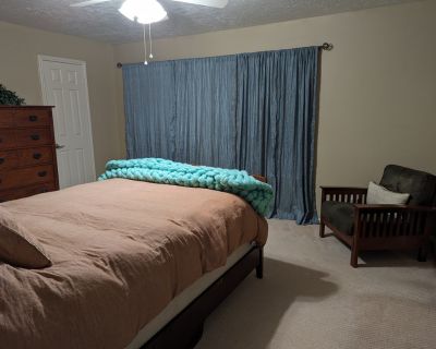 Minimum stay: 1 month. Deposit: 500. Bills included. Age preference: 25 - 64. Available for students. I have a room available in Clear Lake, near El Camino Real and El Dorado Blvd. Great location, 10 minutes to UHCL or NASA. The upstairs owner's suite has a private bath. The house is on a cul-de-sac in a quiet neighborhood and has a nice covered patio for cookouts and entertainment. I am a fema...