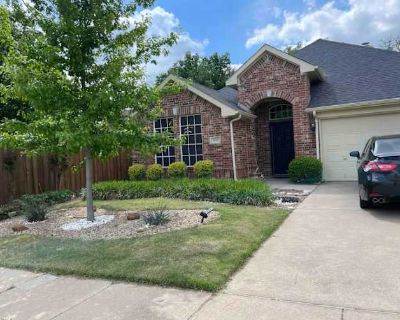 Private room with shared bathroom in a House with 1 roomie, Corinth, TX 76210