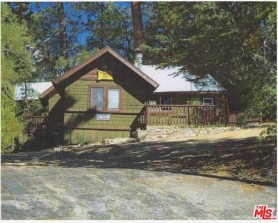 809 Talmadge Rd. Beautiful, quaint, cozy, and centrally located vintage cabin right next to Alpine Slide. The cabin is located directly across from the multi-million dollar development, The Pines. Less than 1 mile from Big Bear Marina and The Village. A short distance to the ski slopes. This charming cabin features an updated kitchen with granite countertops and wood cabinets. In the heart of t...