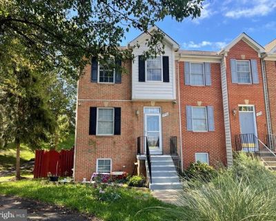 3996 Royal Lytham Dr. Experience comfortable living in this cozy 5-bedroom, 2.5-bathroom corner unit townhouse, ideally located in Fairfax. Inside, you'll find gleaming hardwood floors and fresh paint throughout, spacious kitchen with stainless steel appliances. Enjoy outdoor relaxation on the deck and in the backyard, and make use of community amenities, including a pool and tennis courts. Thi...