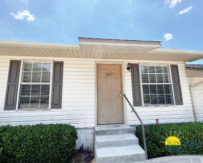 2 Bedroom 1BA 832 ft Single Family Home For Rent in Crestview, FL